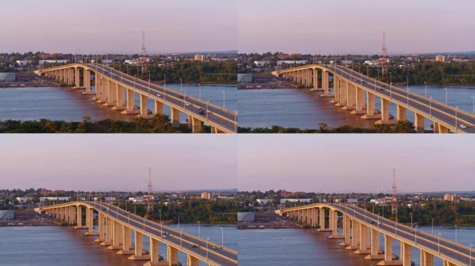 日落前的傍晚，在新泽西州拉里坦河上的胜利桥上鸟瞰图，背景是纽约市曼哈顿的遥远景色。带有前向摄像机运动