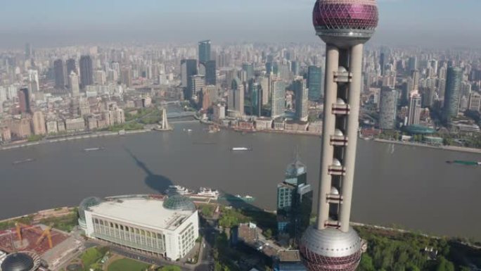 中国4k视频白天上海城市天际线的无人机镜头