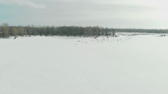 冬季结冰的河面被白雪覆盖
