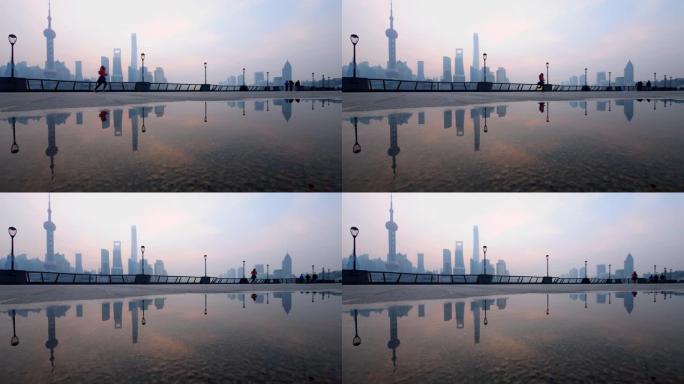 中国上海早上在外滩跑步的人的剪影，4k镜头，慢动作。