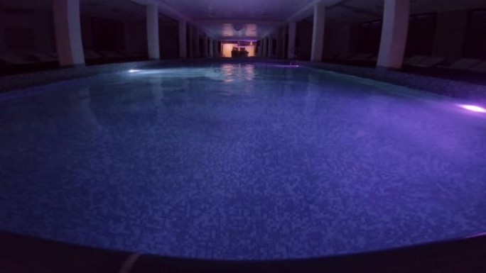 夜间游泳和娱乐的豪华游泳池场景