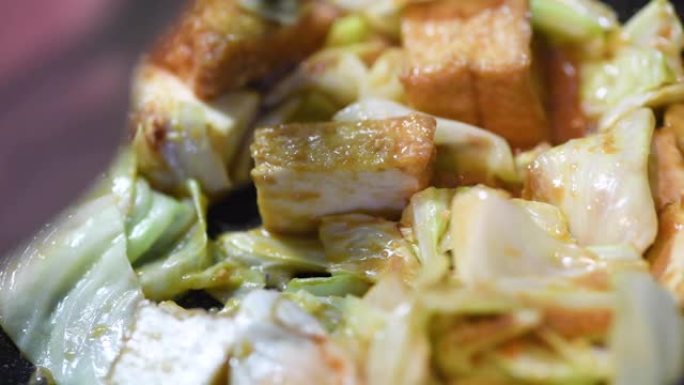 炒豆腐和白菜做菜做饭视频素材