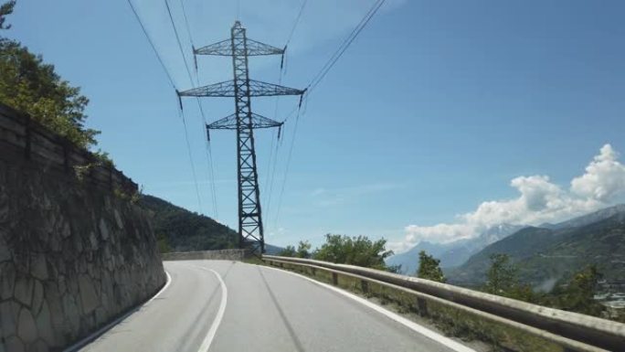 在前往瑞士瓦莱州莫伊尔湖的路上，从汽车上看到FPV