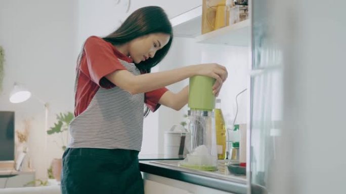 可爱的女人在用刨冰机做饮料-股票视频