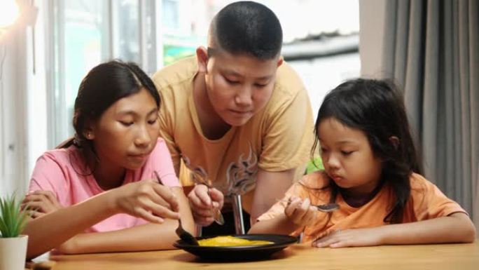 亚洲孩子在家一起吃自制明胶甜食，生活方式理念。
