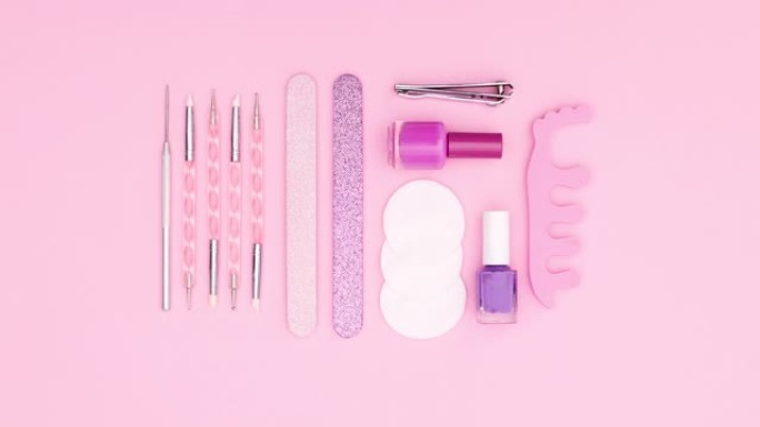 粉彩粉色指甲配件和工具在粉彩粉色主题上移动。停止运动