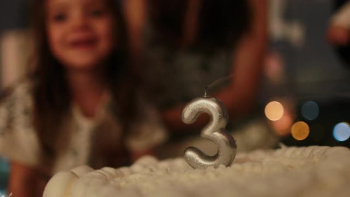 小女孩吹蜡烛生日蛋糕数字3