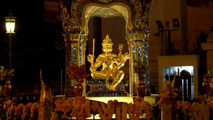 曼谷午夜的印度教神梵天雕像