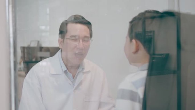 泰国医生与男孩病人交谈-股票视频