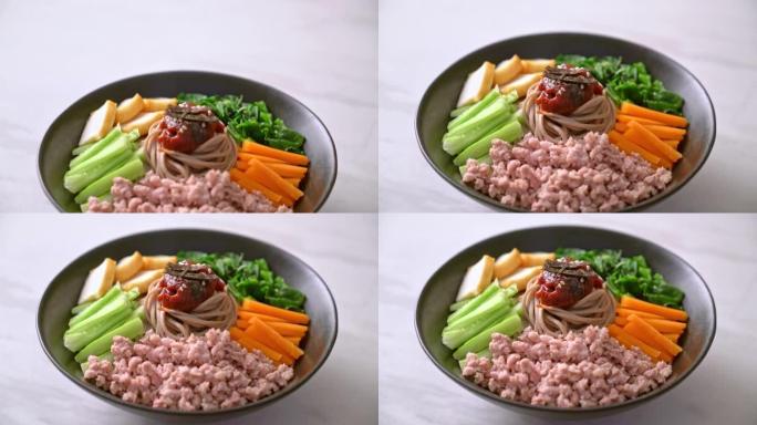 韩国辣冷面-bibim makguksu或bibim guksu-韩国美食风格