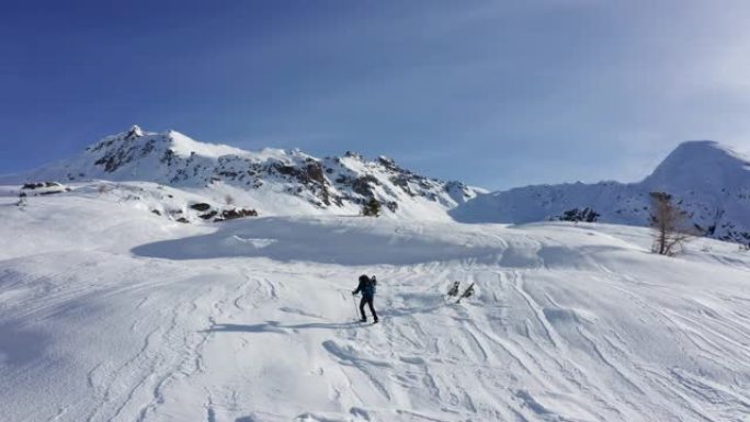 一名男子在有雪的山上徒步旅行