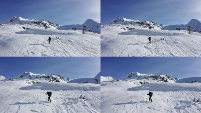 一名男子在有雪的山上徒步旅行