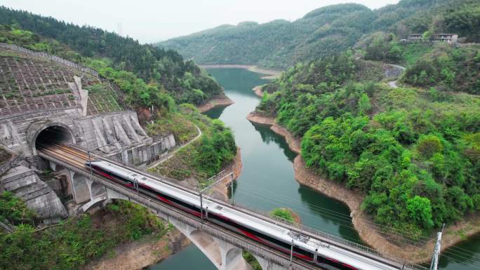 高铁驶进隧道