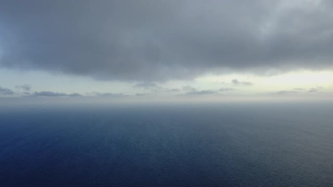 静止的海水和背景中的浓云