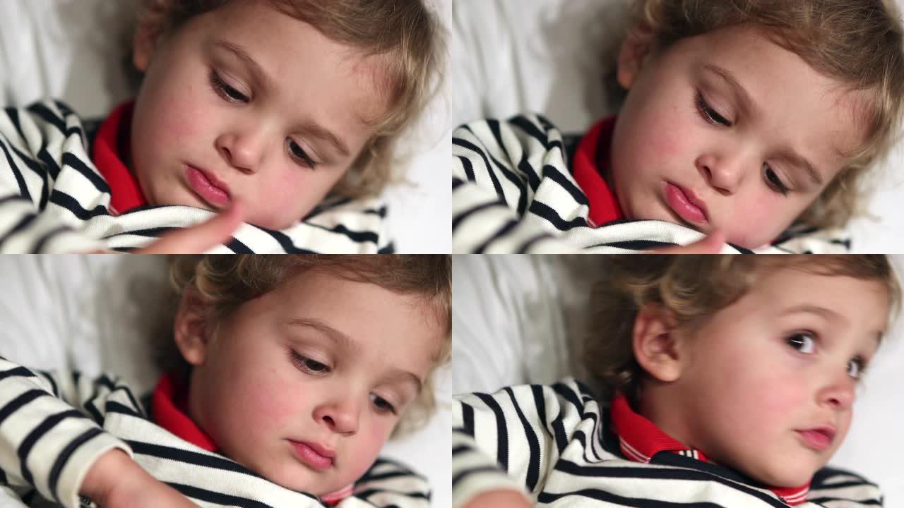 困倦疲倦的3岁小孩蹒跚学步的男孩晚上想睡觉