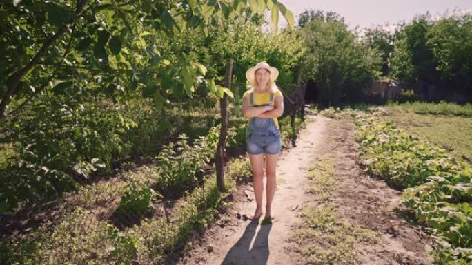 年轻的女农夫站在种植园上。果园里一个女园丁的肖像