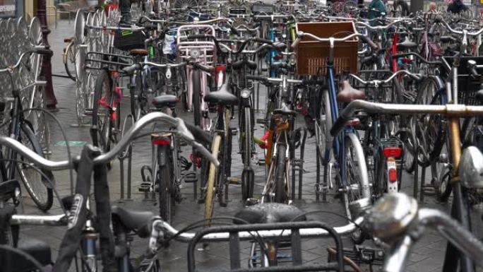 阿姆斯特丹市中心街道自行车停车场慢动作全景4k荷兰