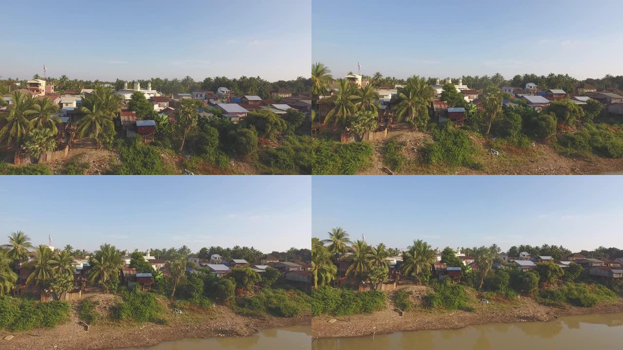 从白色清真寺撤退的鸟瞰图显示了沿河沿岸的村庄