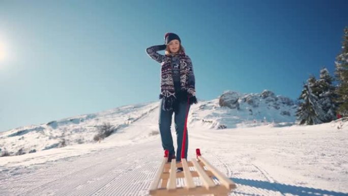 年轻女子正在乘坐新的雪橇