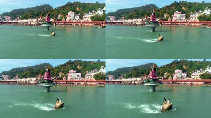 印度北阿坎德邦哈基帕里恒河的美丽景色。显示恒河圣河，背景中的寺庙。