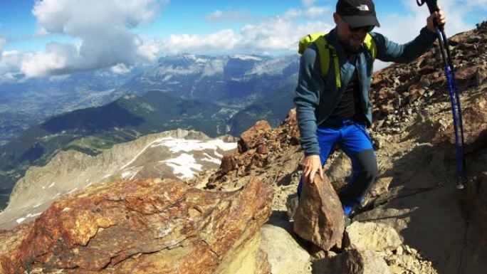 男人正在爬到山顶