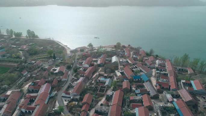 湖畔山村