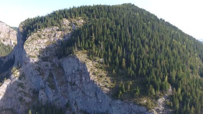 罗马尼亚比卡兹红湖地区蒙山鸟瞰图，夏季