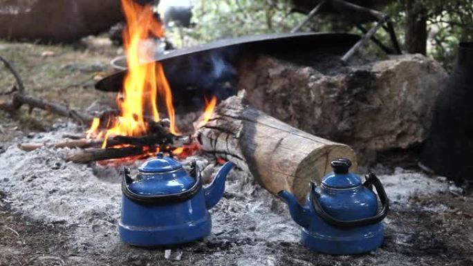 蓝色茶壶和木火户外探险野餐