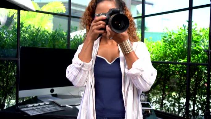 女摄影师用单反相机拍照。
