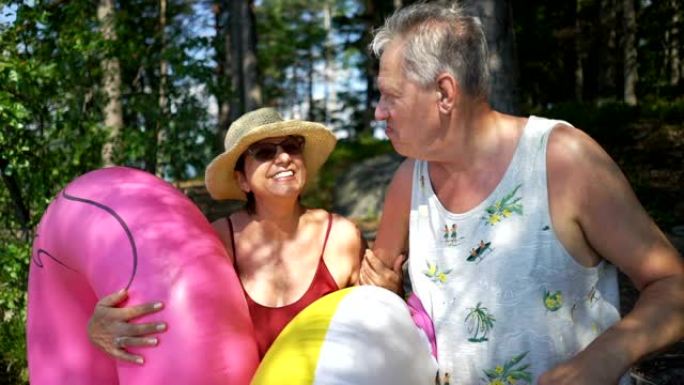 有趣的活跃养老金领取者在北欧的海滩上享受暑假