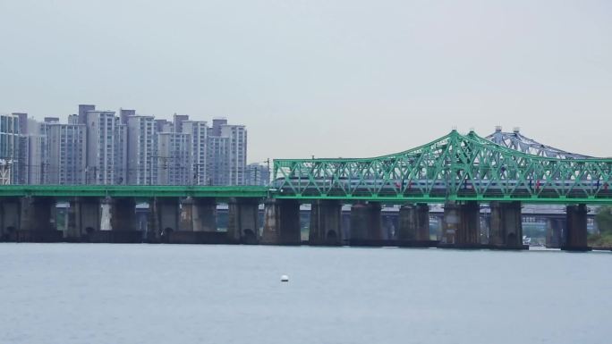 水体上的桥梁图像 一艘船停靠在水中 背景为河流的城市图片