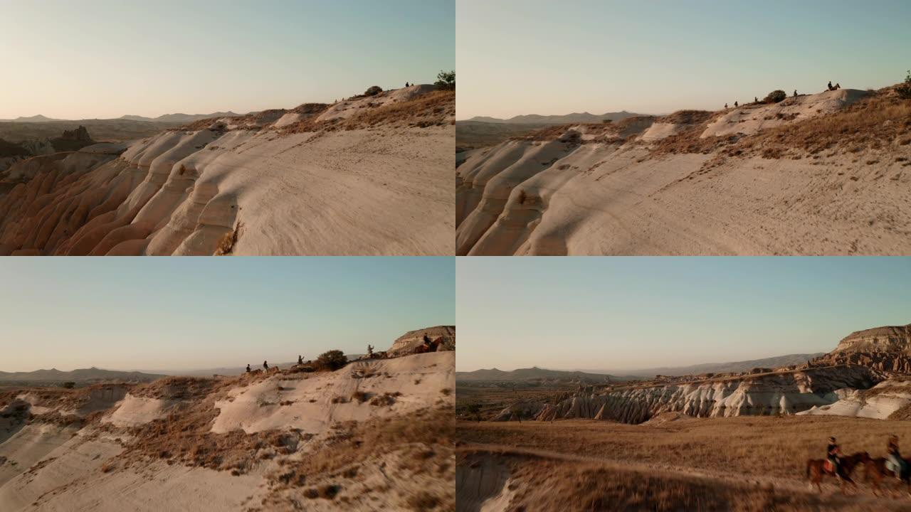 卡帕多西亚 (Cappadocia)，夕阳和骑手的马匹，就像电影中的框架一样