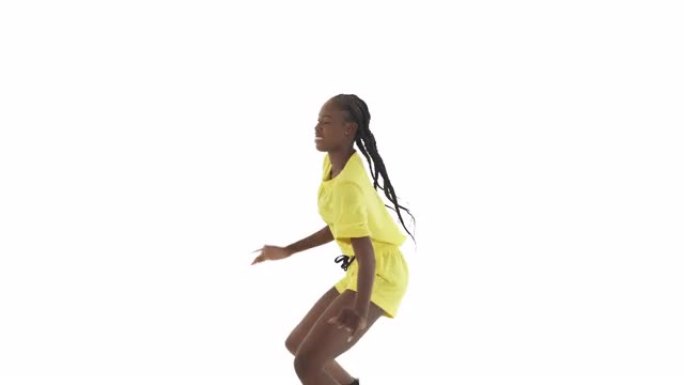 低蹲姿势跳舞的非洲妇女的侧视图。性感的动作。孤立在白色背景上。