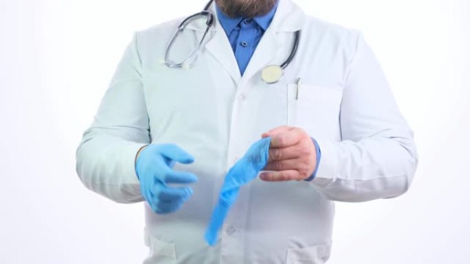 医生一名身穿白色制服的男子戴上蓝色手套，在白色背景上脱下手
