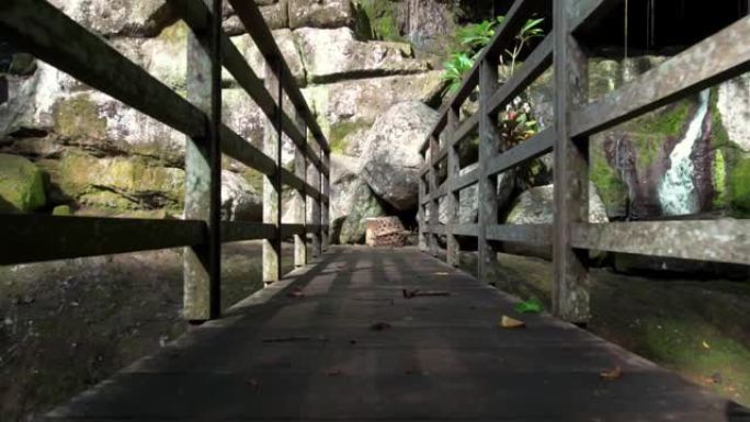 在丛林中跨山河的旧木桥