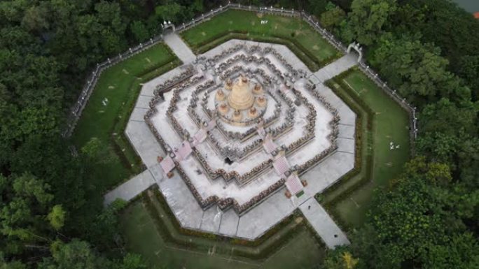 鸟瞰图“Chedi Maha Mongkol Bua”金塔在罗伊埃省，泰国;缩小