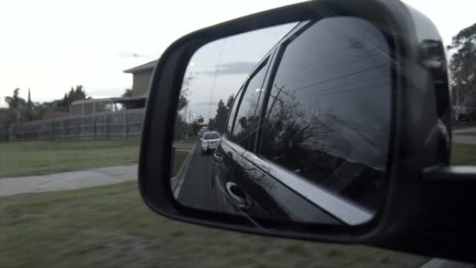 在夏日，驾驶POV透过车窗看。侧视图，在夏日穿越澳大利亚墨尔本