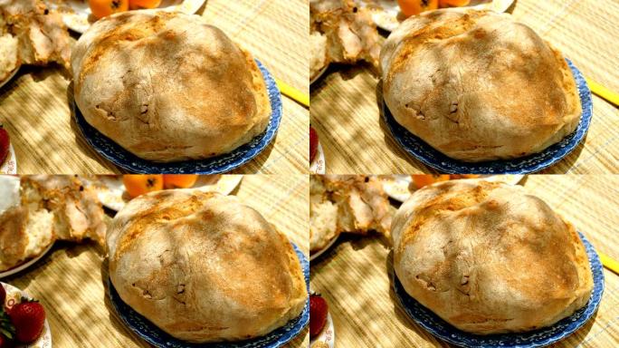 在为户外野餐准备的盘子上拍摄白小麦面包的特写镜头。4K