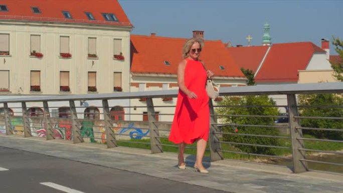 穿着红色连衣裙的女人走在市中心
