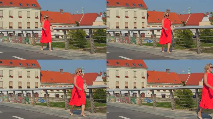 穿着红色连衣裙的女人走在市中心