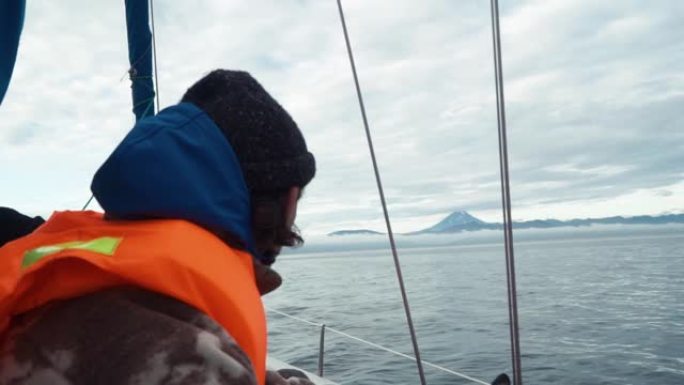 船上穿着救生衣的游客。在背景中可以看到Vilyuchinsky火山 (也称为Vilyuchik)。堪