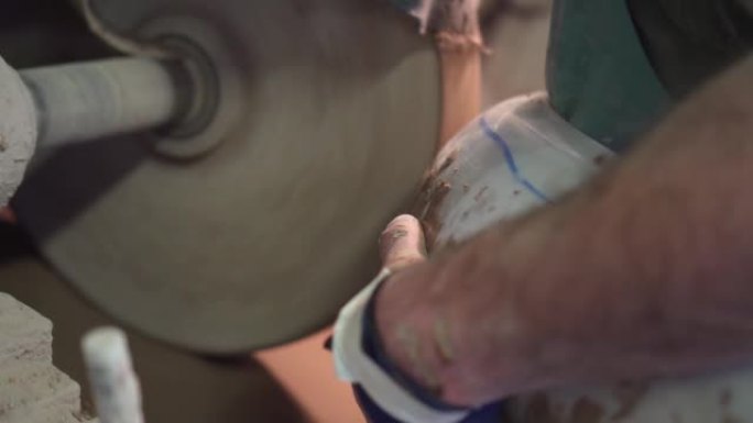 玻璃罐用砂纸打磨