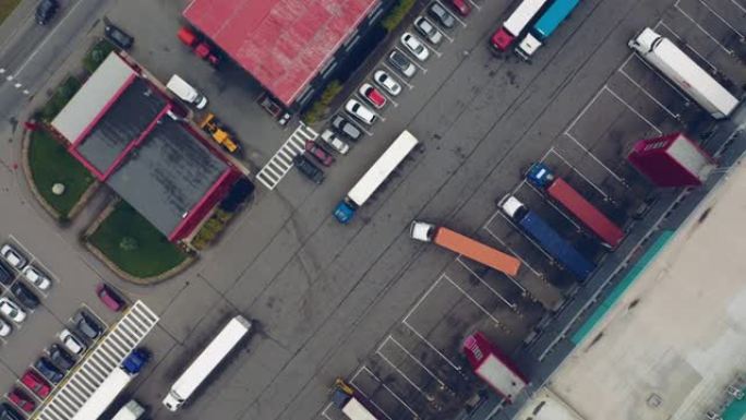 工业仓库装卸码头的航拍，许多带有半挂车的卡车装载商品。