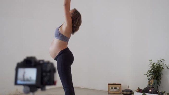 瑜伽老师正在录制一节孕期瑜伽课在线上传