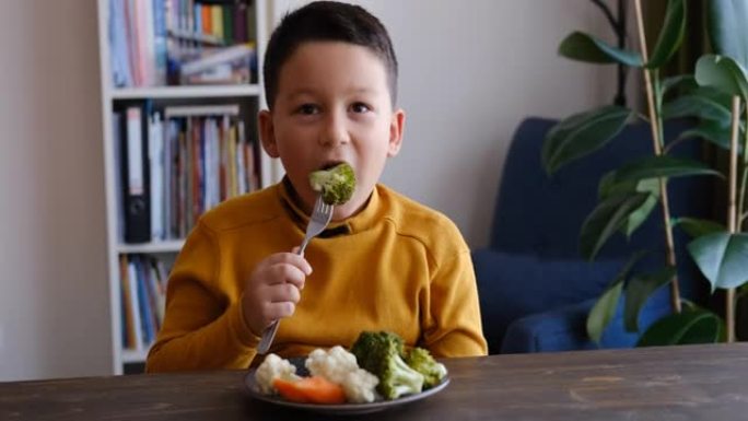 爱吃蔬菜的孩子。他的盘子里有很多蔬菜。他喜欢蔬菜。