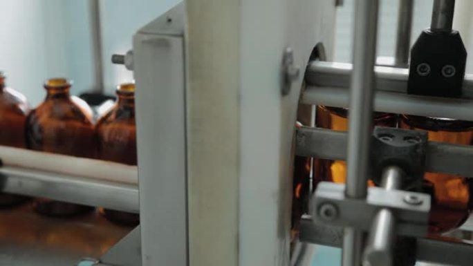 药品生产厂传送带上的棕色医疗瓶