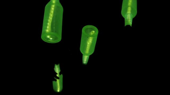 绿色发光瓶在完全黑暗的空气中旋转抽象节日表演概念