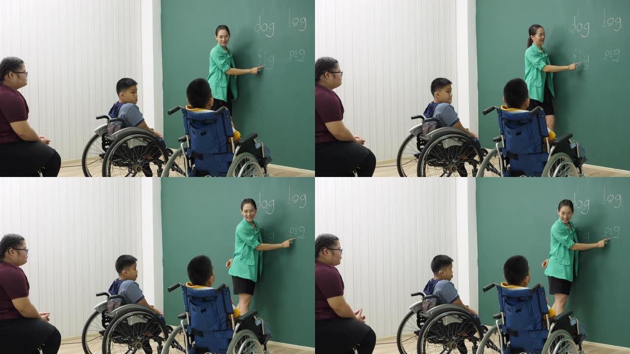 老师正在教室里教残疾儿童