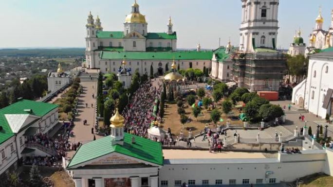 当很多人进入Pochaev Lavra时，Pochaev Lavra的俯视图。修道院里的东正教游行。
