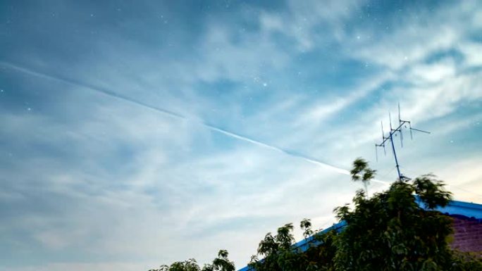 随着云和烟霾笼罩夜空，星空的时间流逝